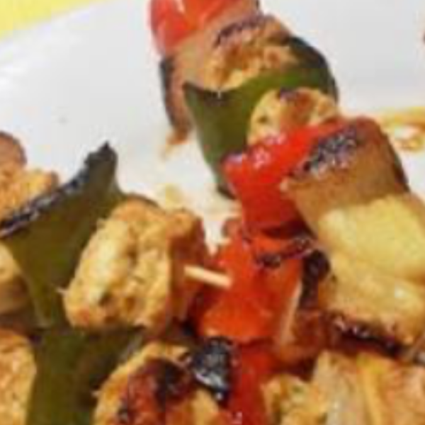 Mini brochettes de lomo y pollo