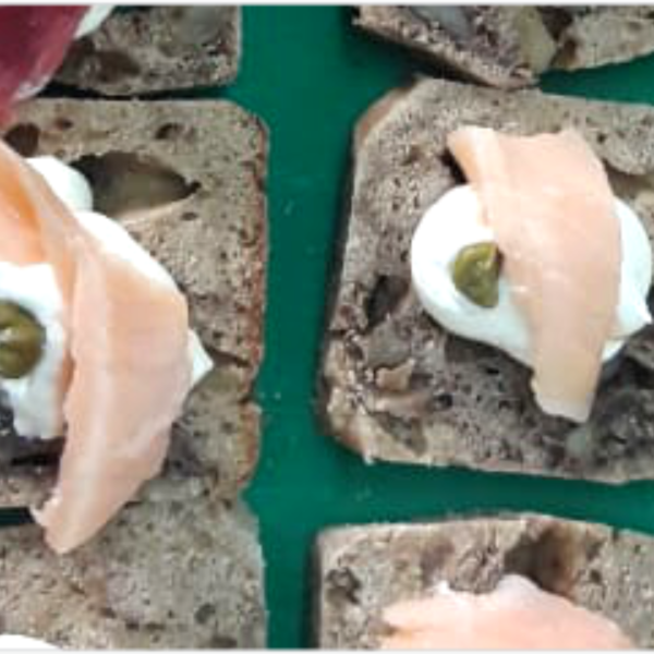 Pan de nuez, lomo y jamón crudo