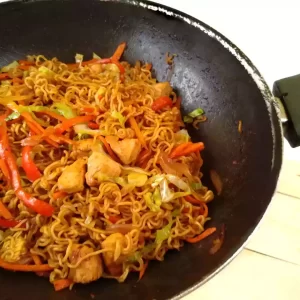 Ramen con pollo, cerdo o carne